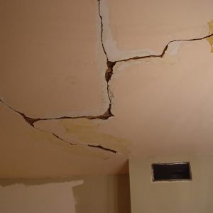 סדקים בתקרה