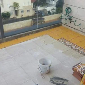 עבודת הדבקת ריצוף במספת