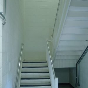 חיפוי קיר בחדר מדרגות