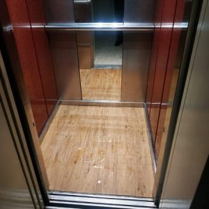 החלפה של ריצוף במעלית
